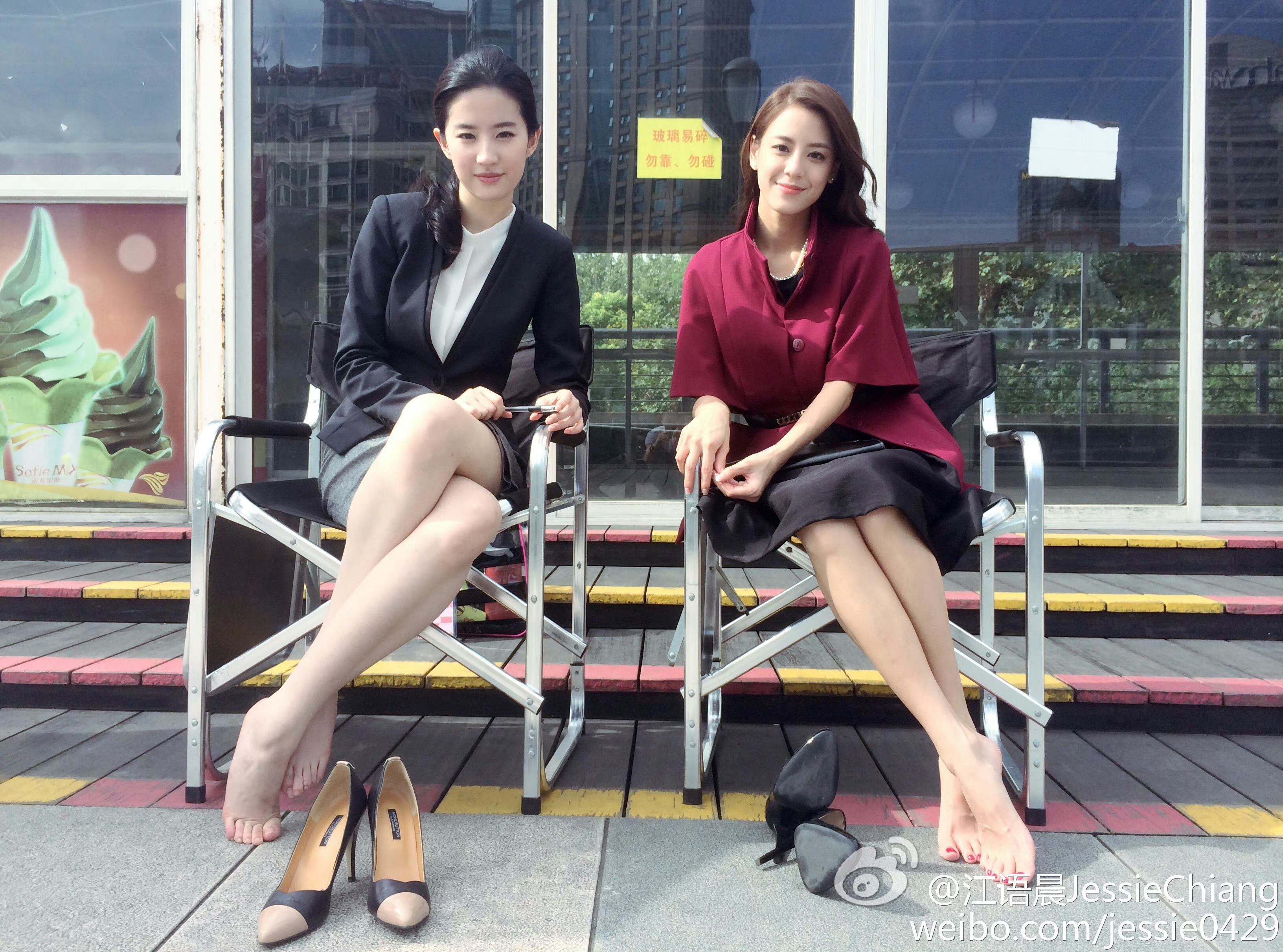 刘亦菲跟江语晨片场脱鞋放松一下脚