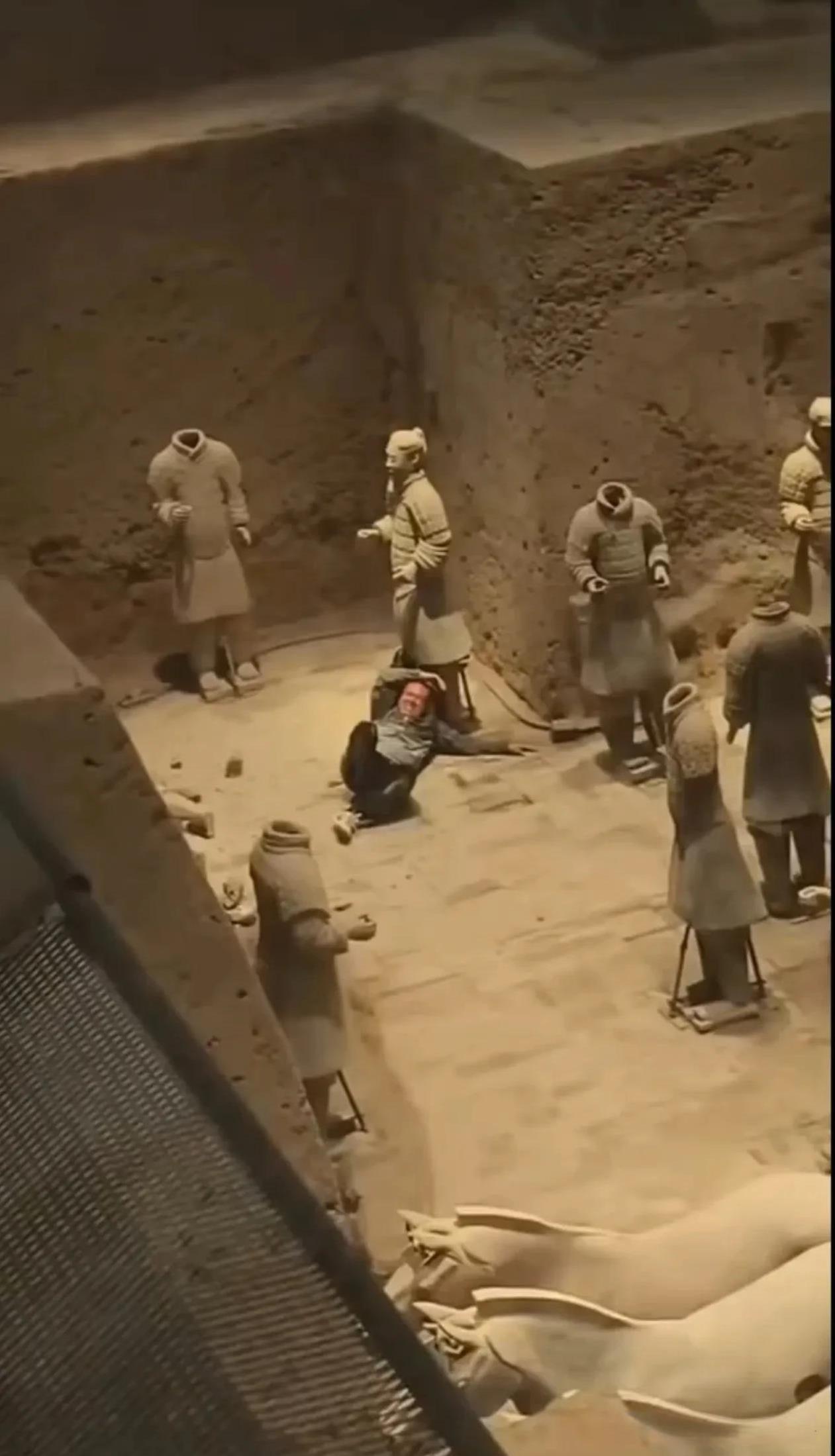 一精神病男子跳进兵马俑坑内，砸坏两个兵马俑！
起初我刷到这个视频，以为是有人在恶