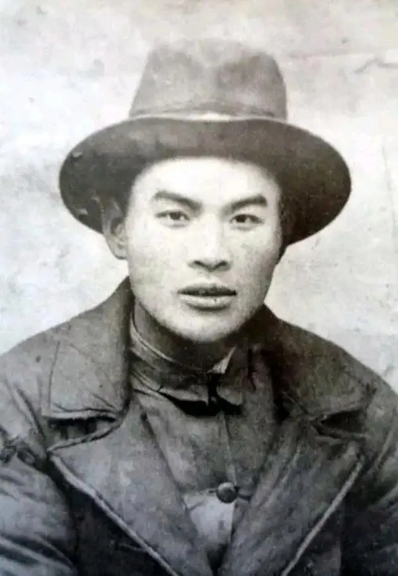 1940年，地下党崔景岳被捕后，密信落入敌人手中，但密信是一张白纸，什么都没有。