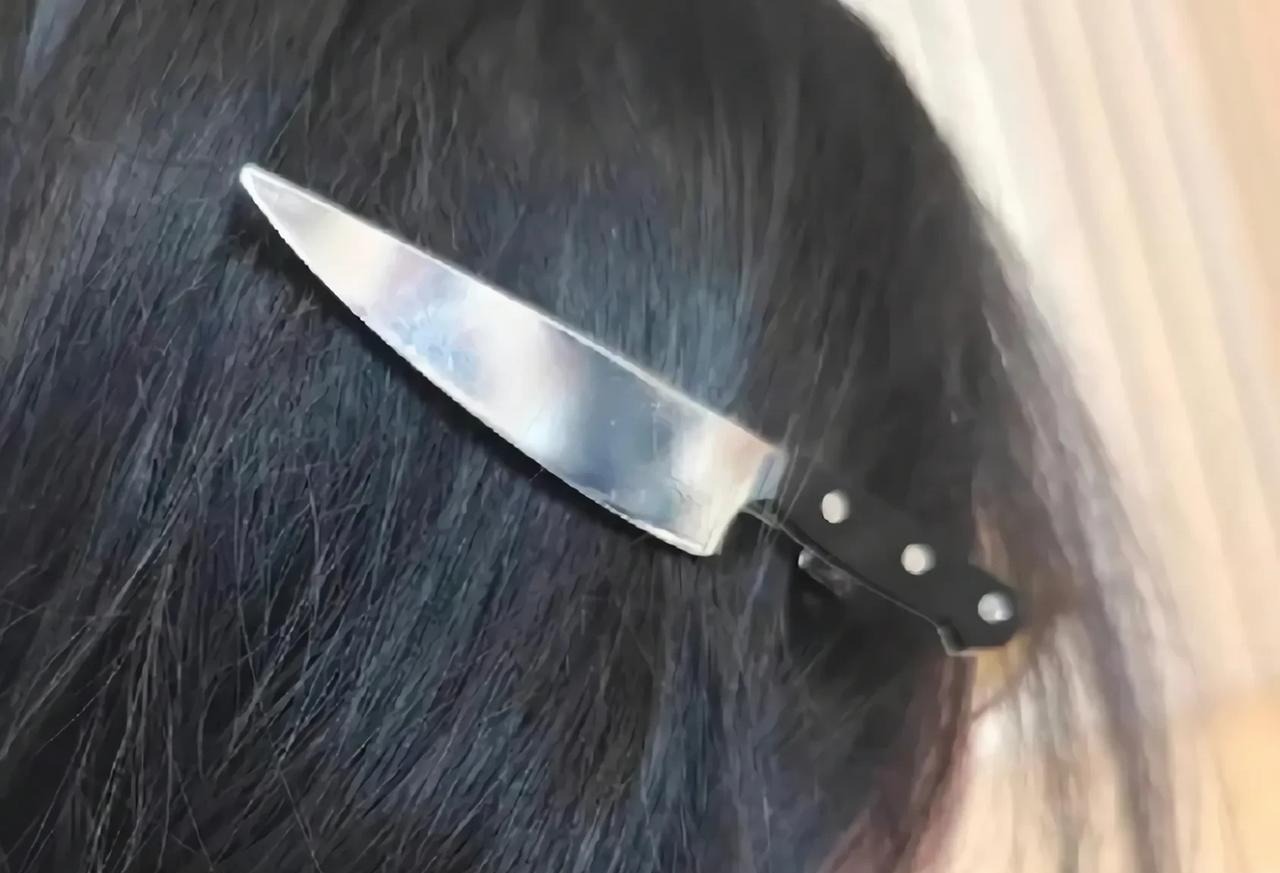 老公惹我生气，我就买了这些发夹。而且我买的小刀发夹还是大的。现在就天天夹在头上，
