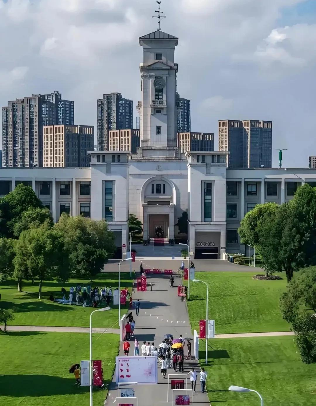 考大学，填报志愿
是城市重要、学校重要还是专业重要
今年帮朋友孩子填报志愿
朋友