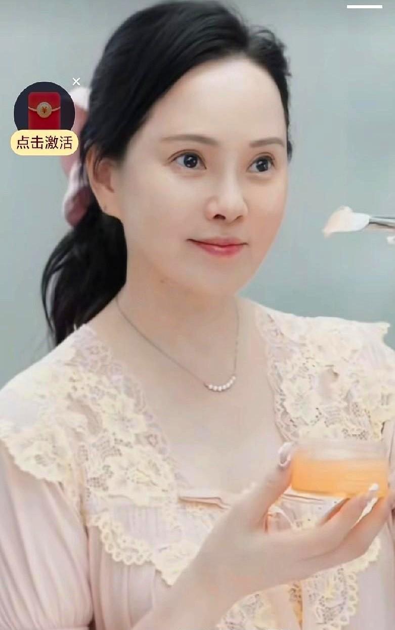 把视线拉回到2025年初，股权异动、久未同框，短短24小时，揣测刷屏，伊能静一句