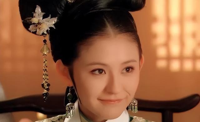 1733年，雍正帝正闭目养神时，明艳动人的宁嫔悄悄来到他身后：“皇上太操劳了，臣