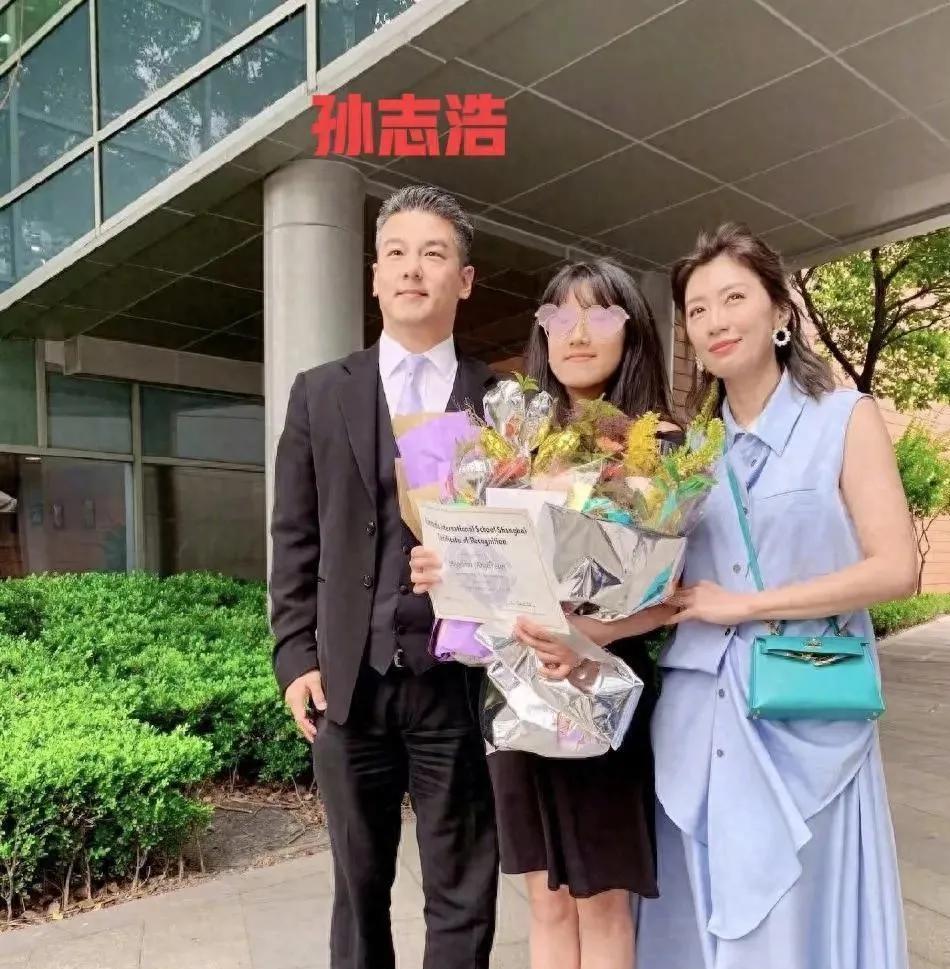 4月19号那天，有人在上海碰到贾静雯和梧桐妹一起逛街呢，这可把网友们的好奇心给勾
