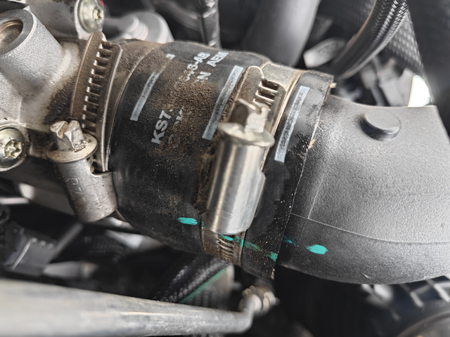 22款进气歧管渗油
22款，15000公里，发现进气歧管渗油，22款的发动机是老