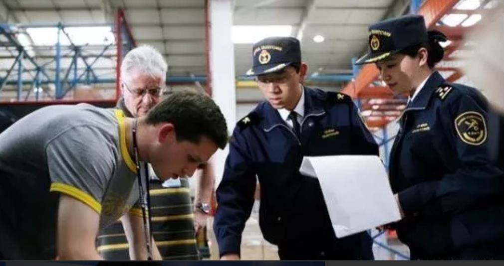 “中国差点损失3000万！”，上海浦东机场海关发现一批形迹可疑的美国人，便强制打