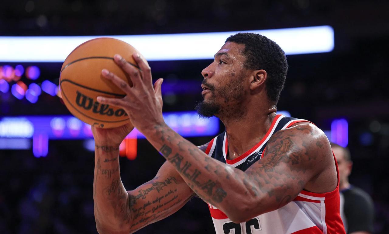 火箭又错失一防守悍将，斯玛特买断后加盟湖人。休斯顿对球员的吸引力越来越差了。
据