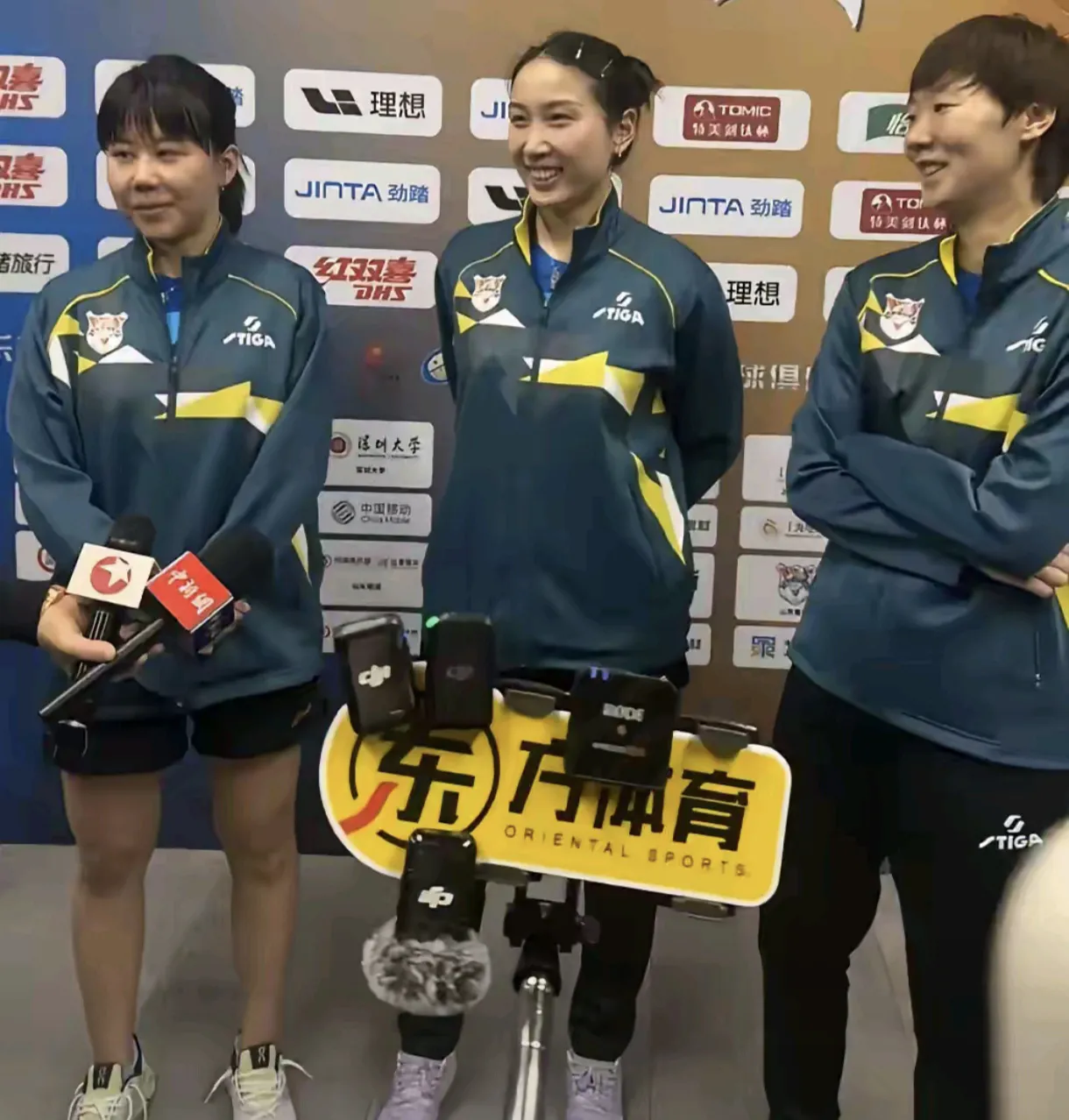 王曼昱、陈幸同、钱天一，是从小玩到大的好朋友， 她们站在一起，真是和谐又养眼。