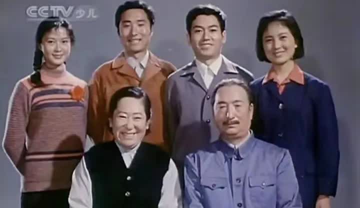 谁能一眼看到陈佩斯
以前的人感觉皮肤都特别好