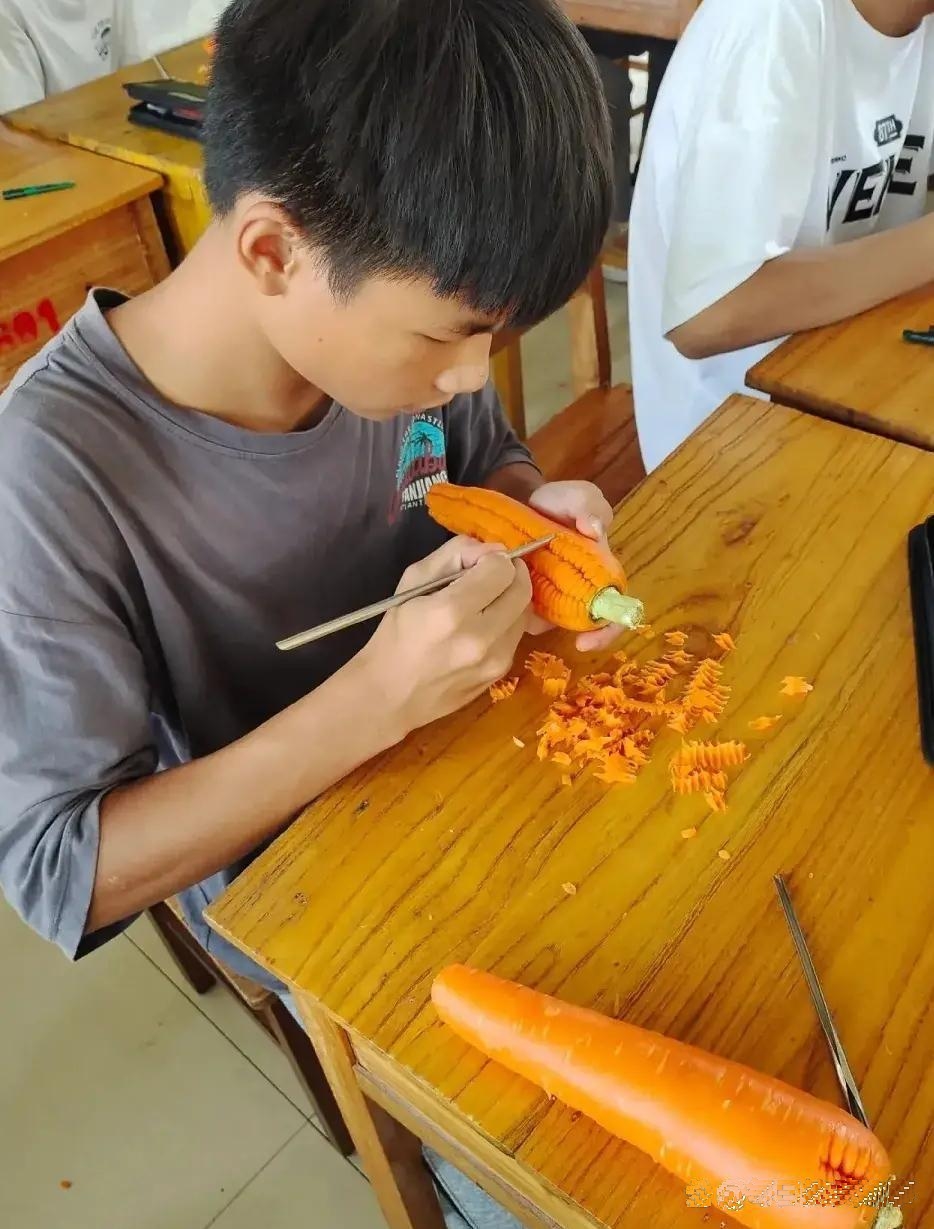 有才的小伙子，把胡萝卜刻成了玉米的样子!