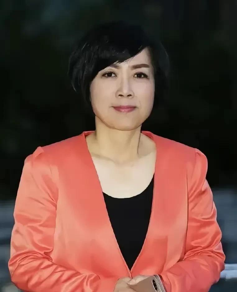 我搞不懂
她为什么要和馆长互撕
是馆长抢她风头了嘛
她老是说支持统一
天天讲天天