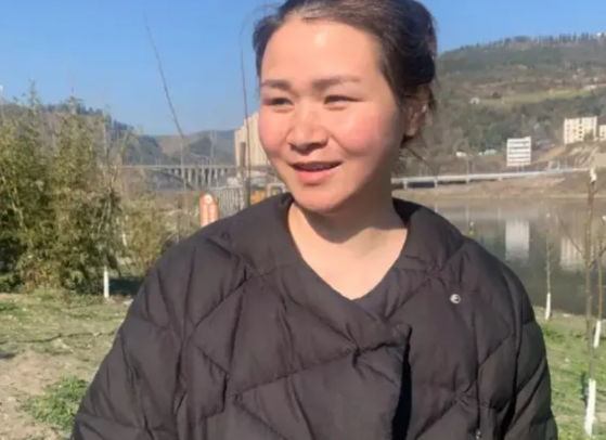 2021年，湖北一妈妈带着孩子在河边玩耍，突然将孩子交给陌生人照看，自己跳入水中