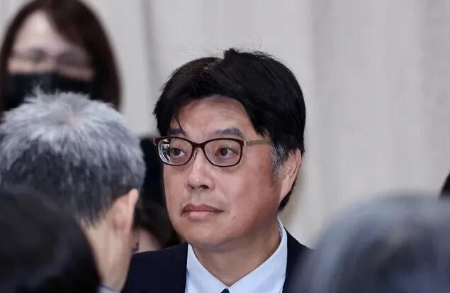 台陆委会主委邱垂正今天撂下重话，在大陆的台湾明星们如果在520前后敢配合大陆媒体