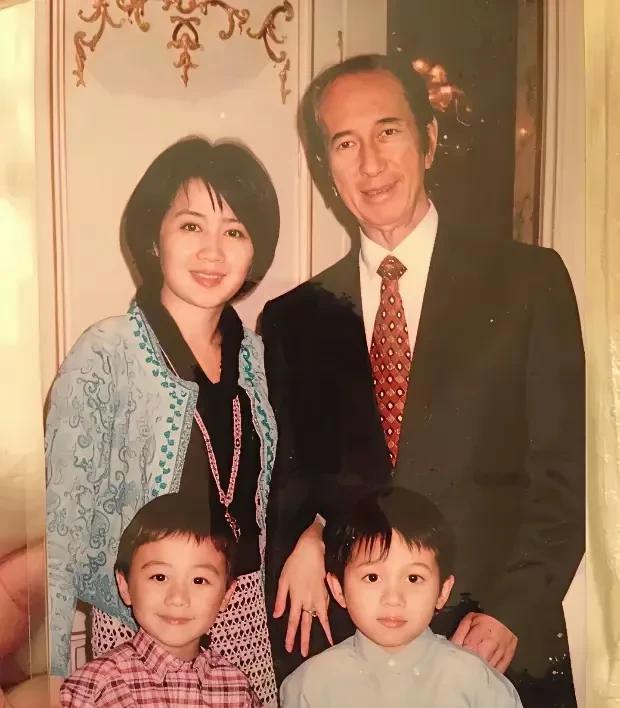 赌王说遇到梁安琪是遇到了真爱，假设赌王欠一屁股债的赌棍，是不是有真爱。