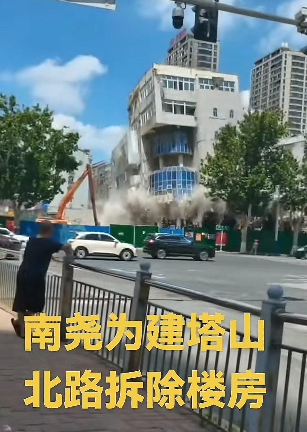 烟台今年的大动作真多，为了修路各种动作，南尧这个楼的拆除场面有种烟台要不破不立的