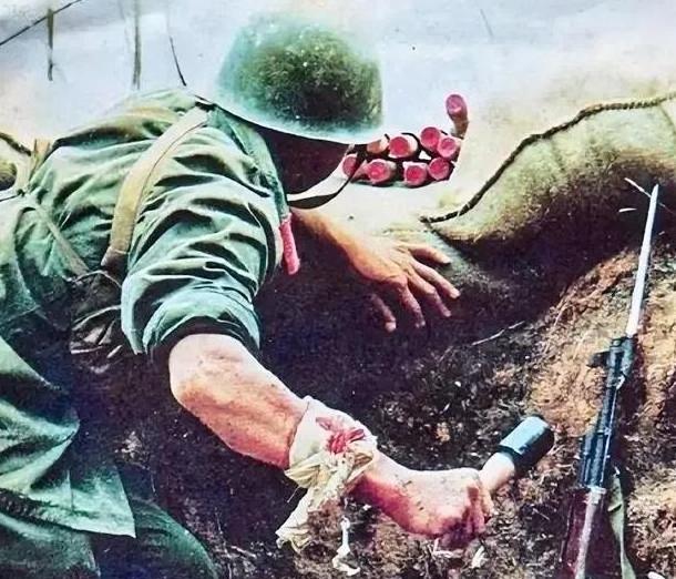 22岁战士误闯山洞，对面全是女兵。手榴弹刚抬手，黑影猛地扑来！
要说1984年的