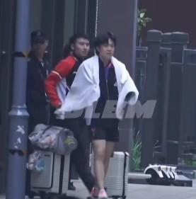 10.5赛后回酒店休息的头哥，肉眼可见的疲惫感！今天下午男单半决赛经过激烈的交战