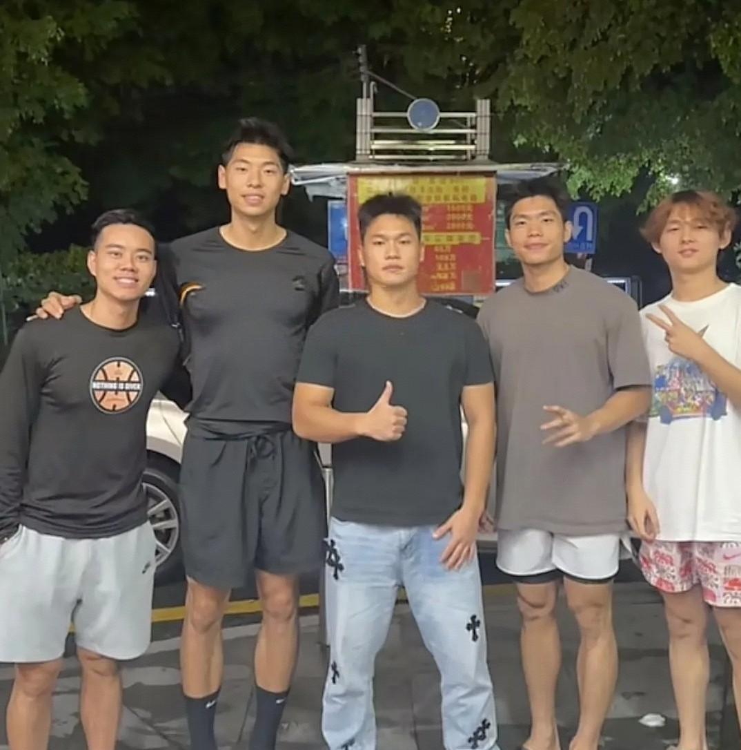 崔永熙吃香喝辣！
近期，崔永熙分享自己与朋友们在东莞街头吃美食的照片，并且表示自