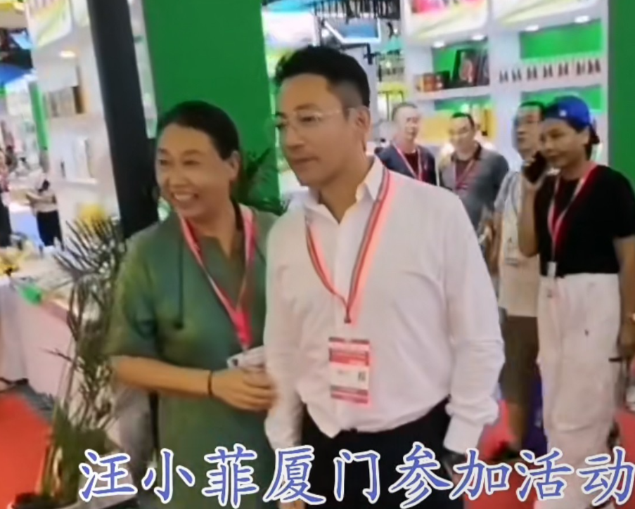 太逗了！
汪小菲这哪里是去参加助农大会呀，明明就是粉丝见面会啊[捂脸]
今天汪小
