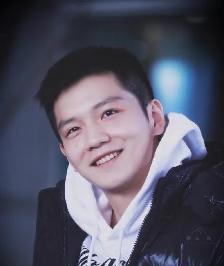 樊振东凭什么让50岁大妈疯狂尖叫？这届网友终于看懂了！
机场接机现场彻底炸了！当