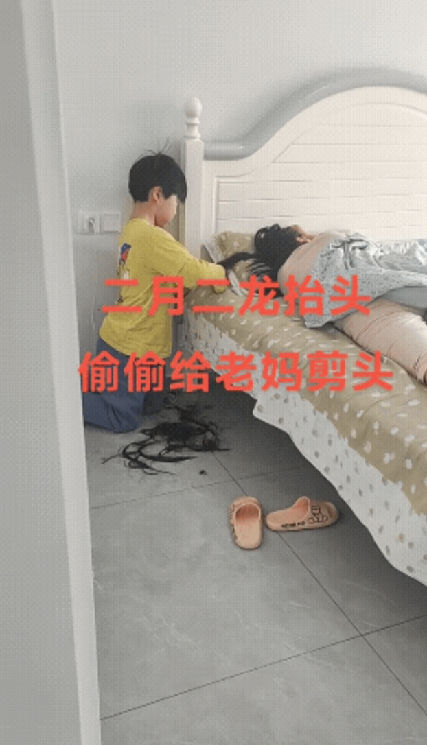 厉害了！河南一7岁男娃，出去看到理发店排满了人，知道二月二剪头寓意好。回到家后，