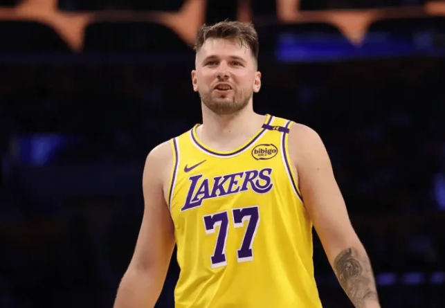 NBA杯小组赛，湖人主场迎战快船的比赛正在进行中。
截止到第四节比赛剩余3分12