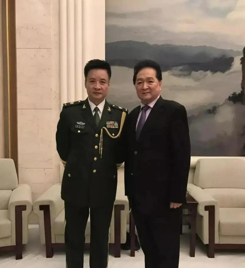 镜头中著名歌唱家阎唯文身着笔挺的戎装，看上去沉稳敦厚，一脸正气，英姿昂藏；一旁的