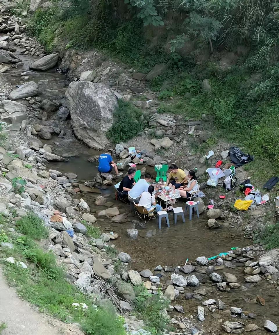 这家人真会享受，
    大夏天的，跑到河里去聚餐，
确实够凉快的