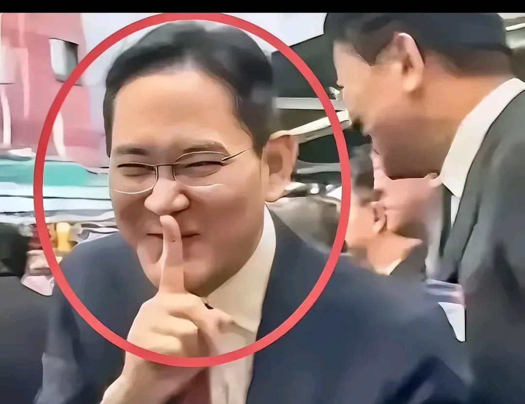 李在镕中国行原因浅析











太不可思议了！李在镕竟然在中国笑得如