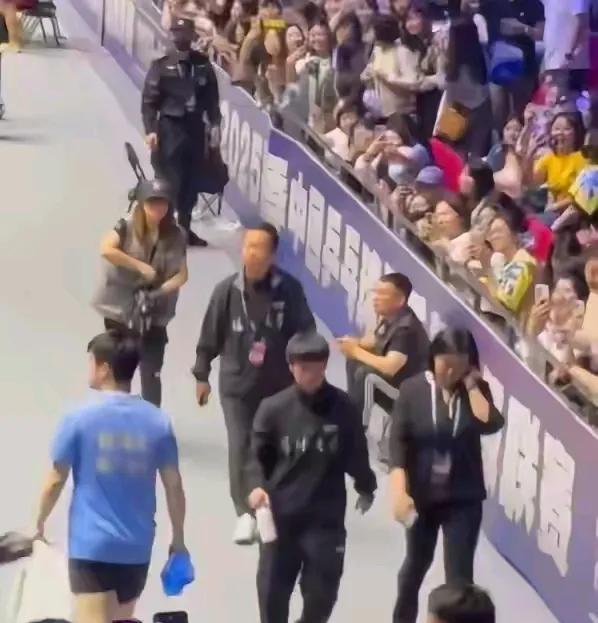 樊振东与孙颖莎碰面形同陌路互不招呼。无非两点一是性格和习惯，小胖属于内敛性格从不