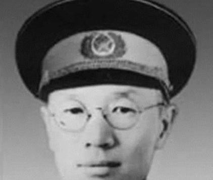 1942年，蒋介石下令秘决万毅将军，察觉异常的他赶紧越狱，翻过围墙后万毅一口气跑