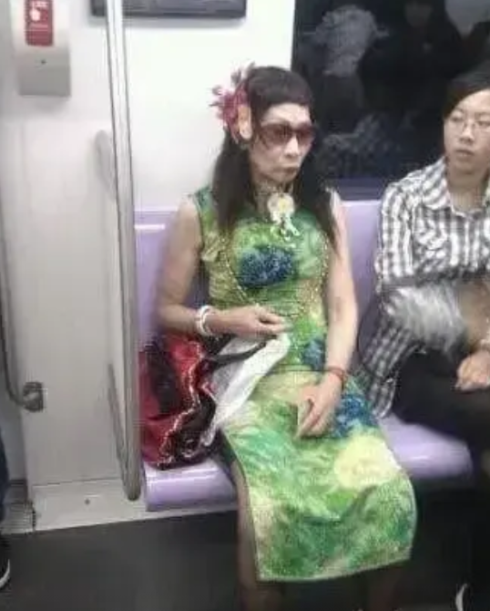 如今的老年人，竟敢在公交车上穿这种奇装异服，打扮的比年轻人还时尚。
前天坐公交，