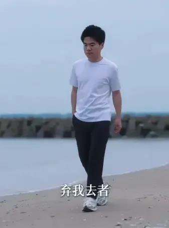 与辉同行新视频！评论区里故事多！
董宇辉： 弃我去者，昨日之日不可留，乱我心者，