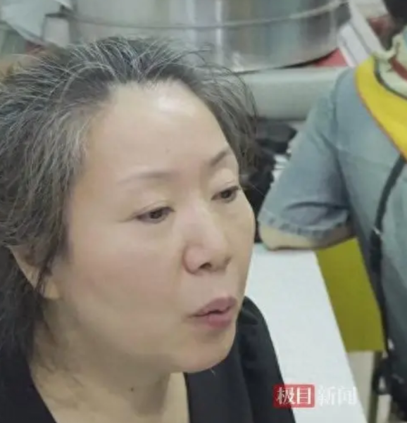 成都女子家门口被害案择期审理，其母要向江歌妈妈学习。都是失去女儿的母亲，都要坚强