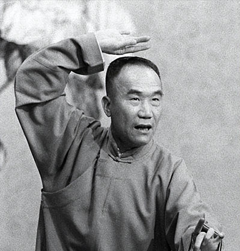 1950年，随着一夫一妻制的颁布，侯宝林召开家庭会议 ，看着泪流满面的三个老婆，