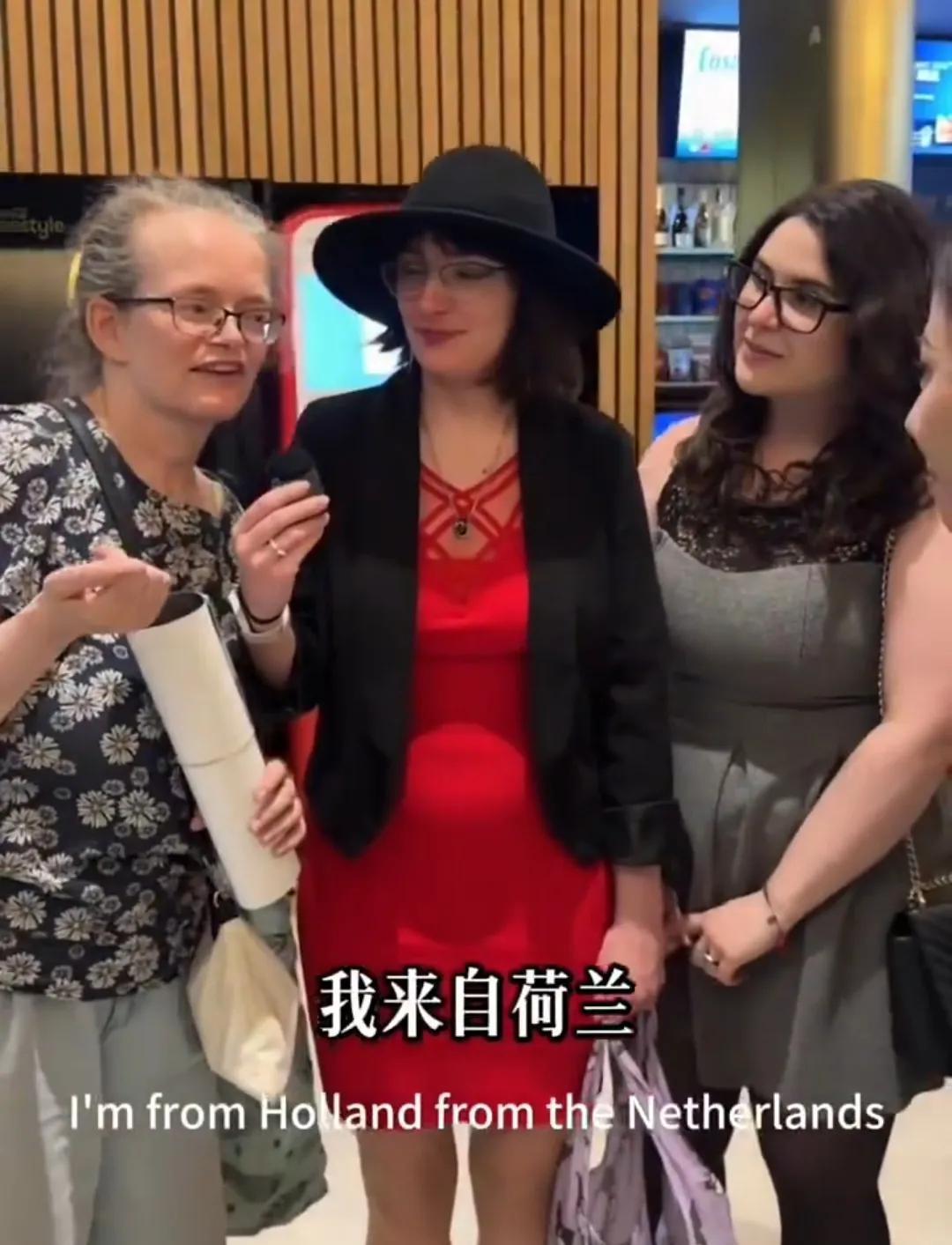 朱一龙可能自己都不知道，他的国外粉丝为了他聚集一起，组团来看他和《东极岛》了。