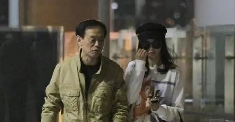 唐嫣的生活越来越让人看不懂了，
她已经快42岁了，
按说已经是“沪上阿姨”，