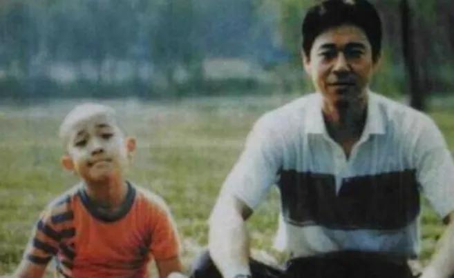 1991年演员张丰毅因为口角打了妻子吕丽萍一巴掌，吕丽萍伤心之余直接跟其办理了离
