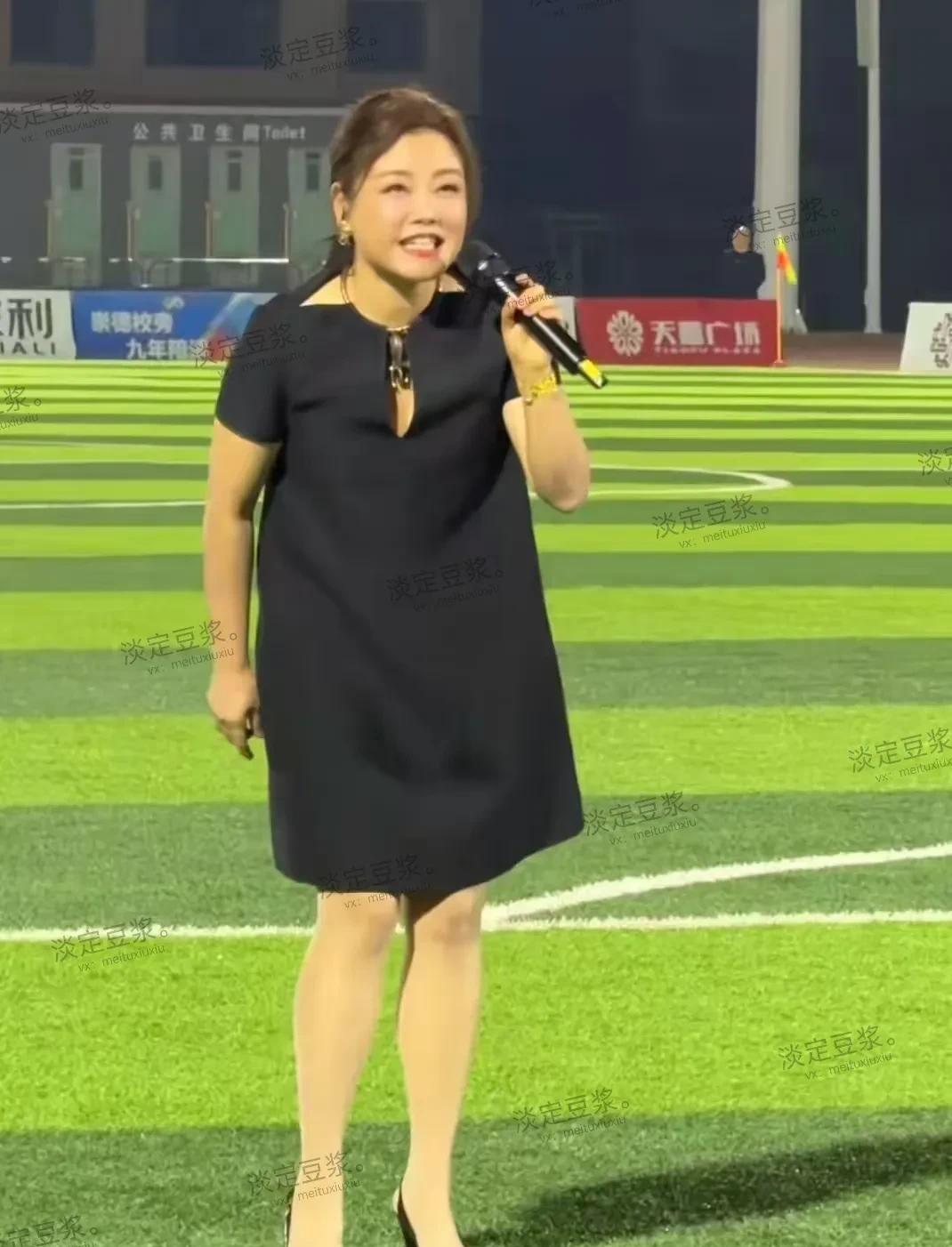 很长时间没出来的歌手戴娆，参加演出演唱了她的成名作《故事就是故事》，非常好听，但