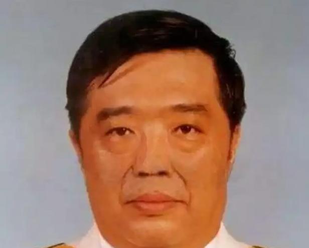 1998年，香港，贺龙之子贺鹏飞，看四下没人，闪身冲进一间商人办公室，凑到那人耳