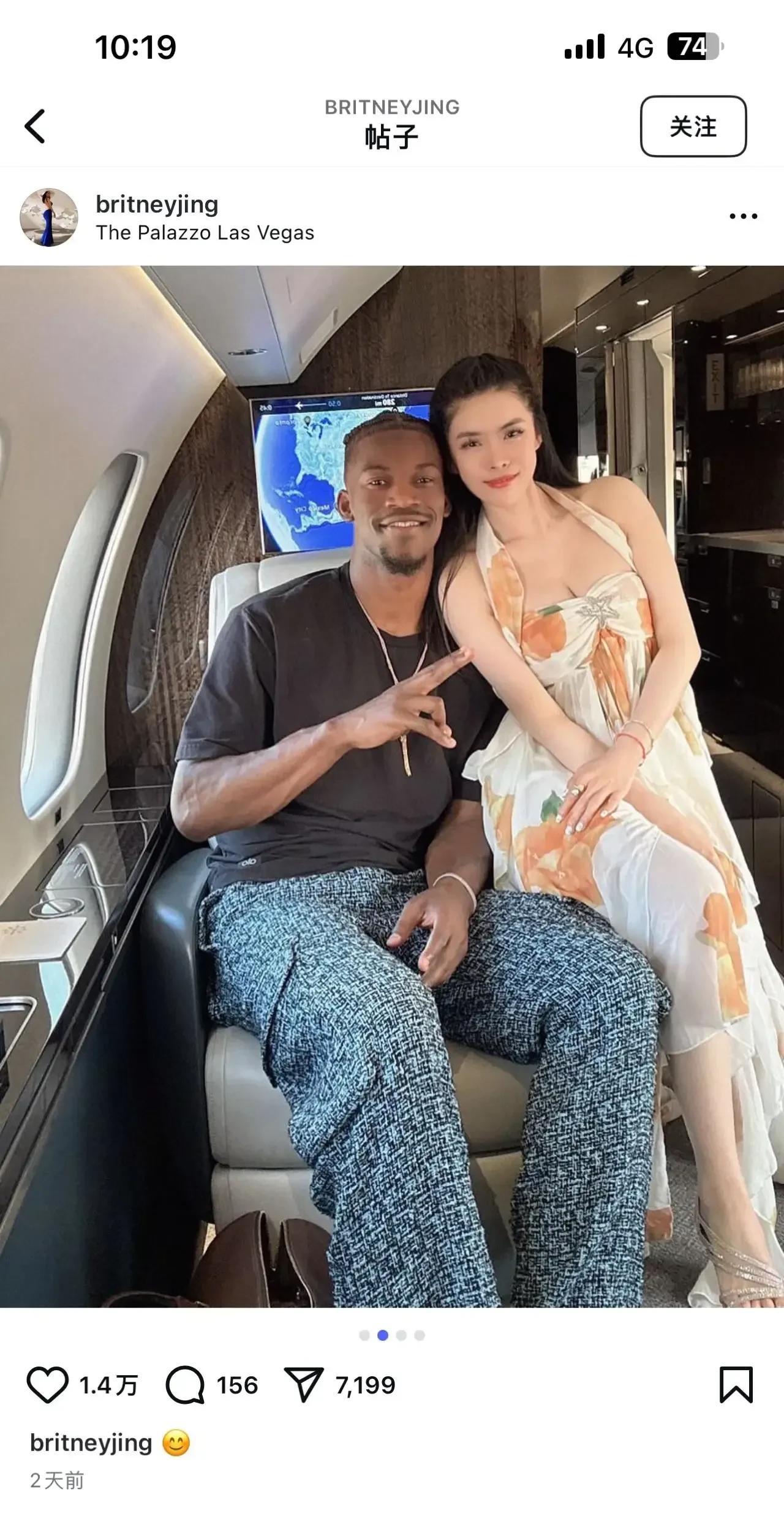 我只能讲，和巴特勒合影的那位美女着实太出众了。
她是来自德州的职业女选手小甜甜布