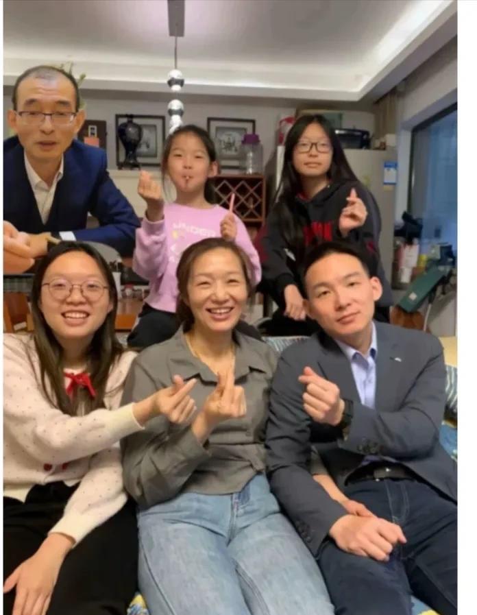 有“勤快”的网友，P了一张谢浩男的全家福，爸爸妈妈和四个孩子同处一堂。
看来，网