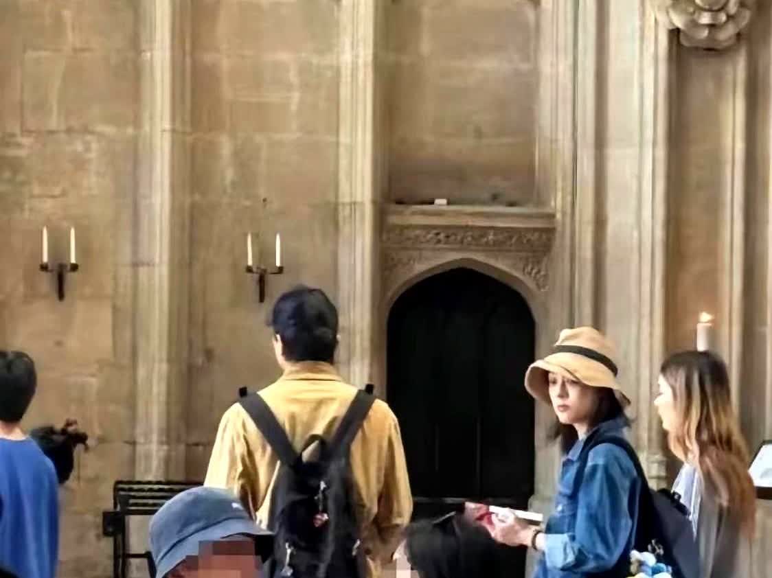 邓超孙俪带两个孩子在英国游玩，孙俪和儿子吃着纸杯冰激凌，小花妹妹拿着甜筒冰激凌，