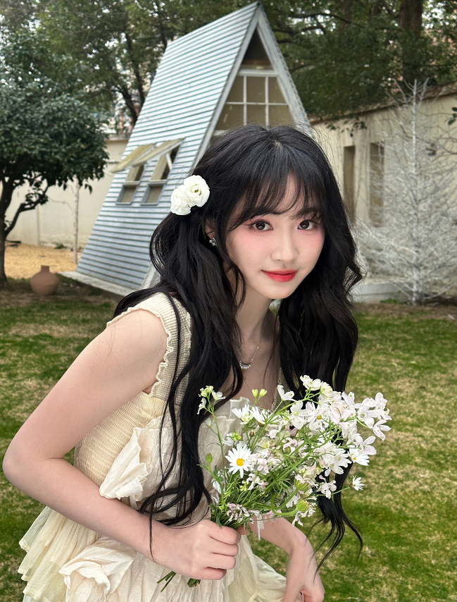 杨肸子的春日少女穿搭，可爱之余多了点俏皮，期待后面能在更多的现偶剧中见到她的身影！