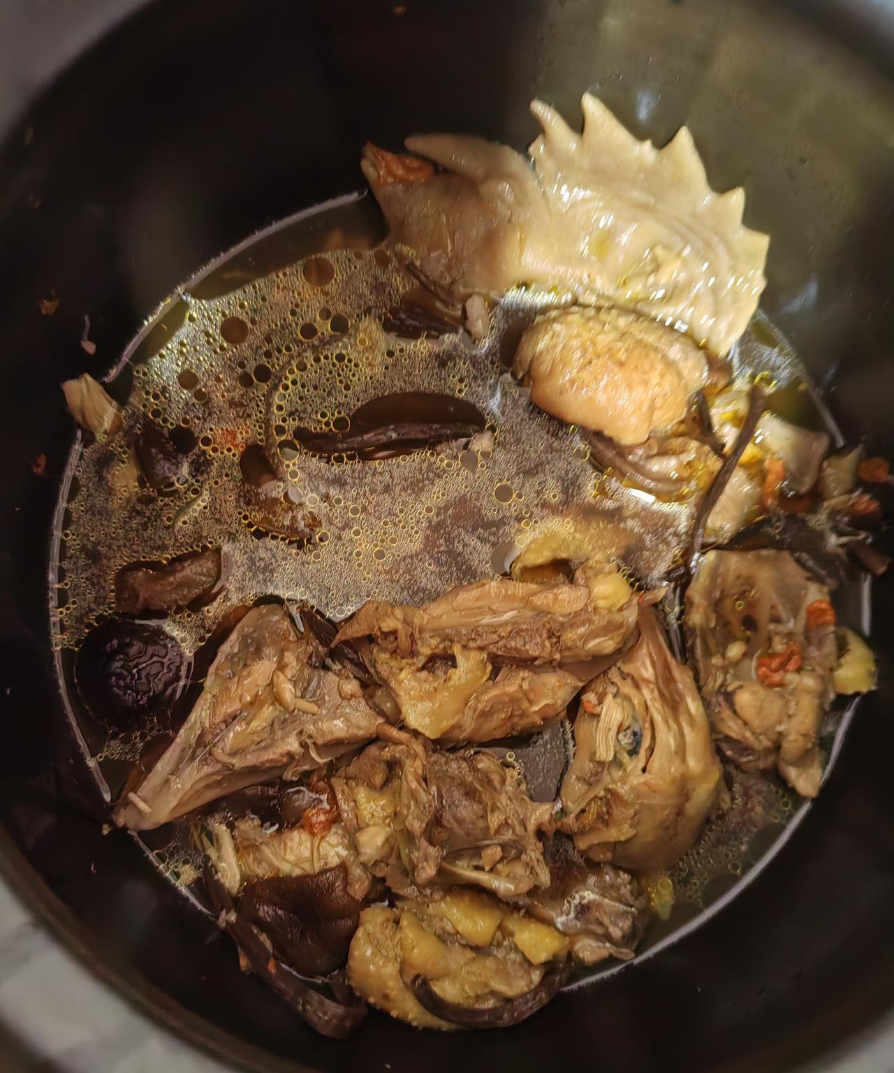 砂锅炖鸡就是香！太香了，好久没炖过鸡了，没想到手艺还是一如既往的好！
也馋了好久