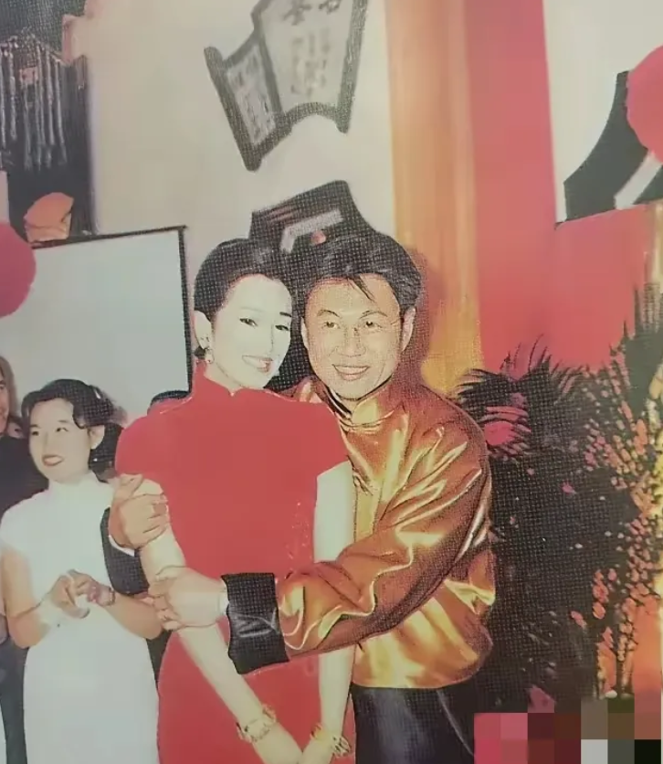1996年，巩俐与黄和祥的婚礼惊艳众人。巩俐红妆金饰，笑容灿烂，黄和祥英俊幸福，