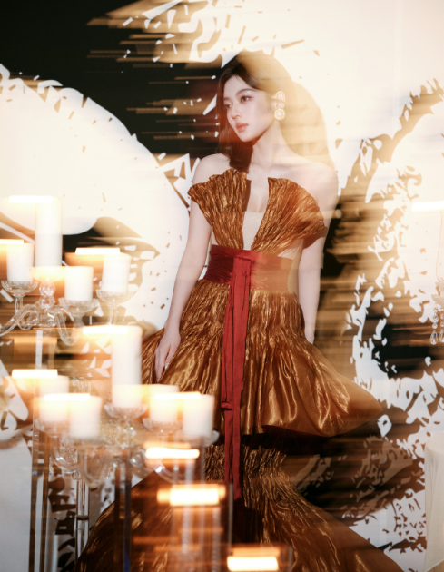 何瑞贤的脸和身材，还是很能打的！