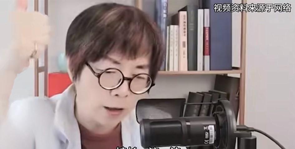 看看黄智贤对网红馆长的评价，你大概就能明白很多事了。
黄智贤说，他一会靠“蓝”，