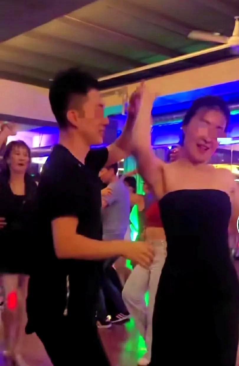 下午3点舞厅开门了，老舞友们蜂拥而至，女士们换上了裙装和舞服，男士们寻找着舞伴，