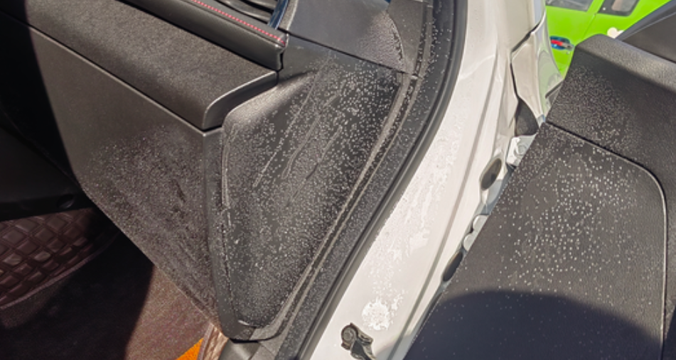 别克威朗Pro，一个星期没开，今天打开车门里面结冰了，哪位大神知道这是什么原因？